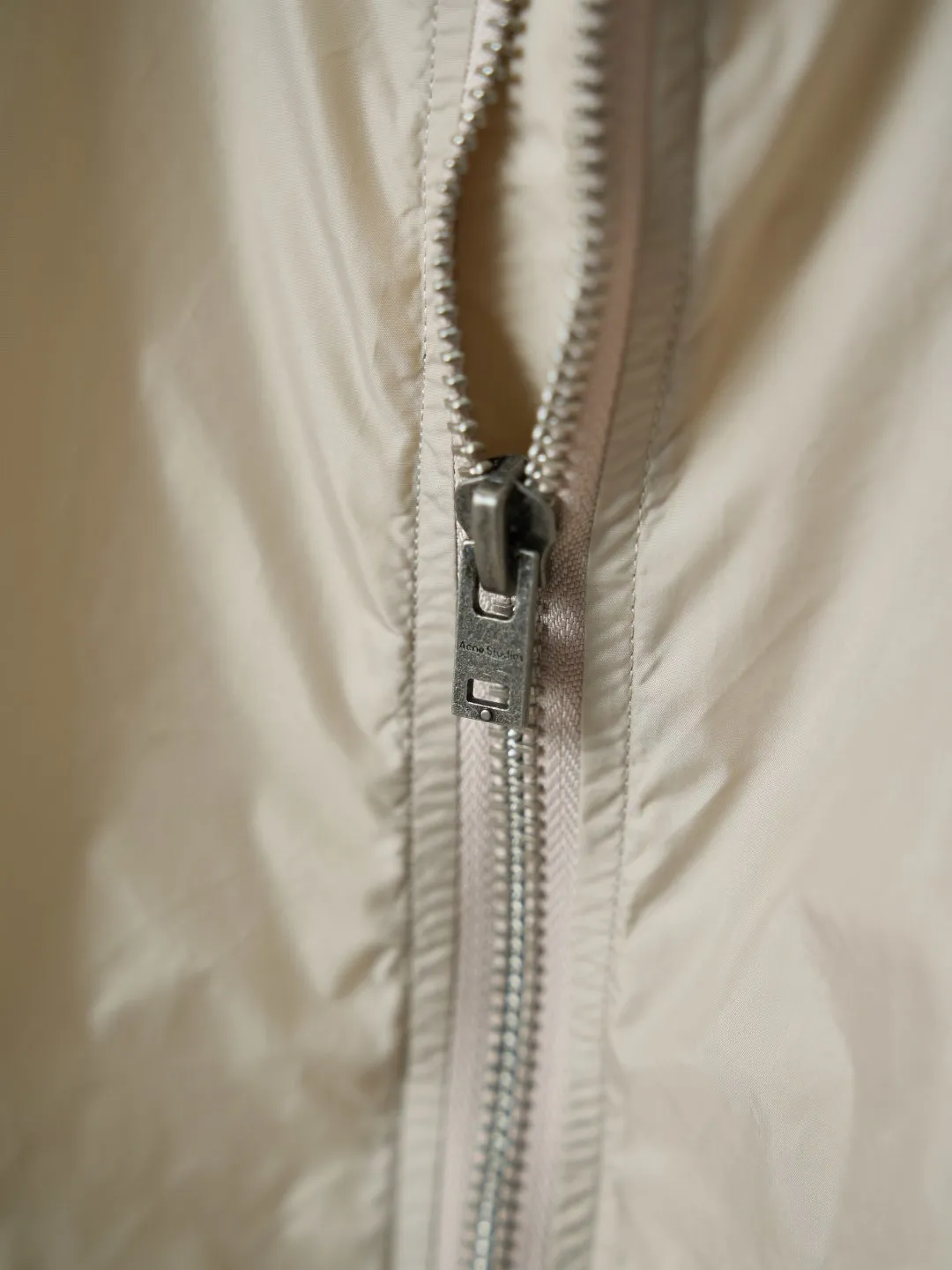 [Real auction] Acne Studios letter logo technical fabric zipper jacket [In Stock] 42 44 46 48 Purchased and developed by Authentic 5500, cotton and nylon blended technical fabric, customized rayon LOGO jacquard, reflective printing, high temperature pre-shrinking, customized 1:1 buttons, customized 1:1 trademark, fitted version